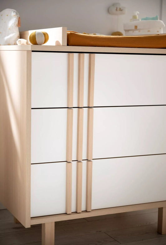 Commode 3 tiroirs en décor chêne velours et blanc avec appliques en bois - NATURE Sauthon